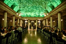 Akademie-Präsident Professor Hans-Jürgen Drescher moderiert während des Dinners.
