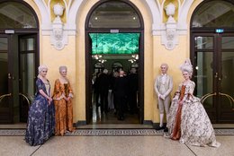 Hereinspaziert! Die Maskenbild-Studierenden Viktoria Stieber, Conny Schlinger, Martin Knoll und Michèle Knuth bitten in den Gartensaal. 